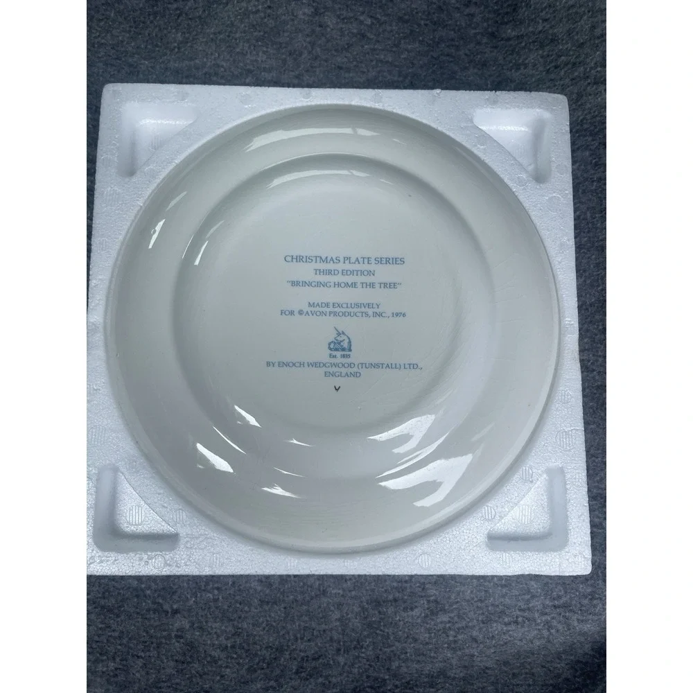 Vintage Avon Christmas Plate Bringing Home the Tree. Original Box 1976 8 7/8" - Picture 2 of 6